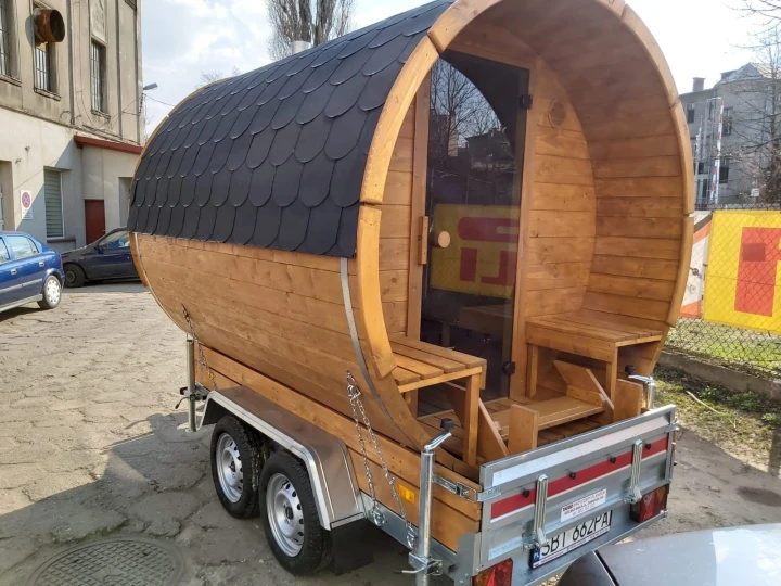 Innenraum der mobilen SpaDucha Fasssauna – Bänke aus Fichtenholz