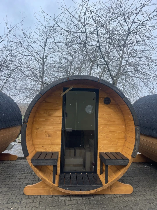 SpaDucha Premium Fasssauna – Außenansicht auf Anhänger, sibirische Fichte, All-Inclusive Modell