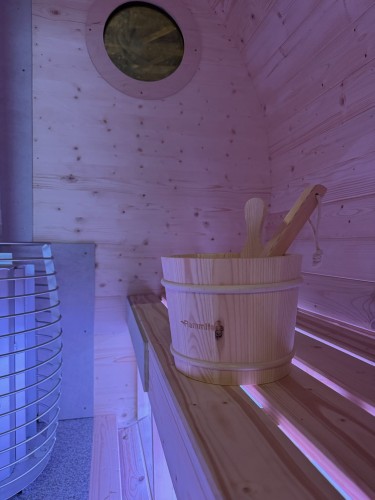 Innenraum SpaDucha Premium Fasssauna – stimmungsvolle LED-Beleuchtung in Rundform