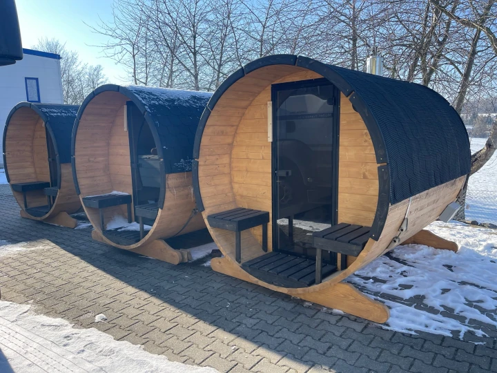 Komplette SpaDucha Premium Fasssauna – Gesamtaufnahme im Garten