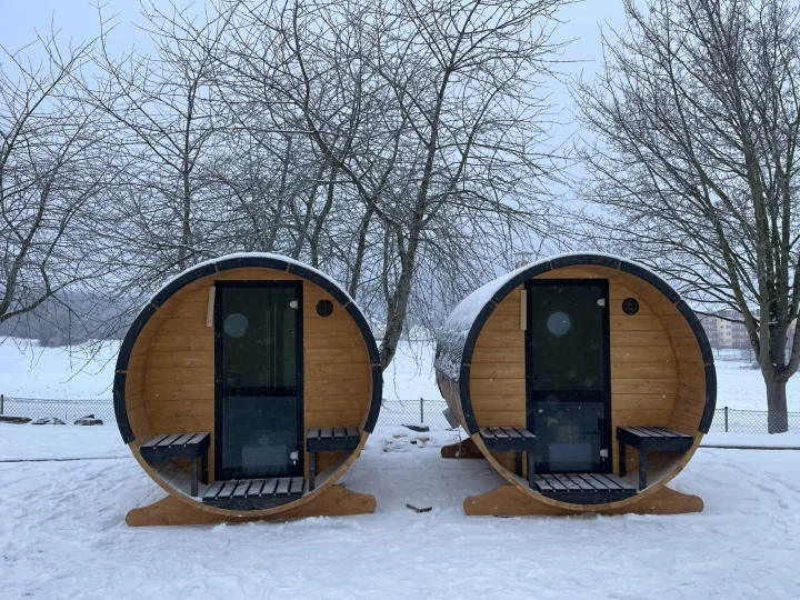 SpaDucha Premium Fasssauna – Rückseite mit zwei runden Fenstern