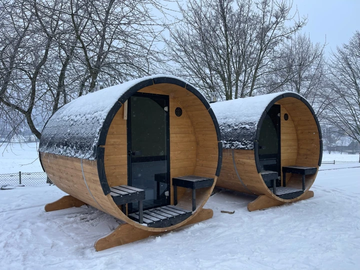 Mobile SpaDucha Fasssauna – Holzofenmodell mit Aufbau im Freien