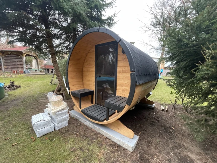 SpaDucha Fasssauna – Detailansicht der Außenseite mit hochwertiger Holzstruktur