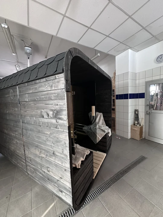 Qubik Lux Sauna – Seitenansicht, Bitumendach, 45 mm Wandstärke, sibirische Fichte.