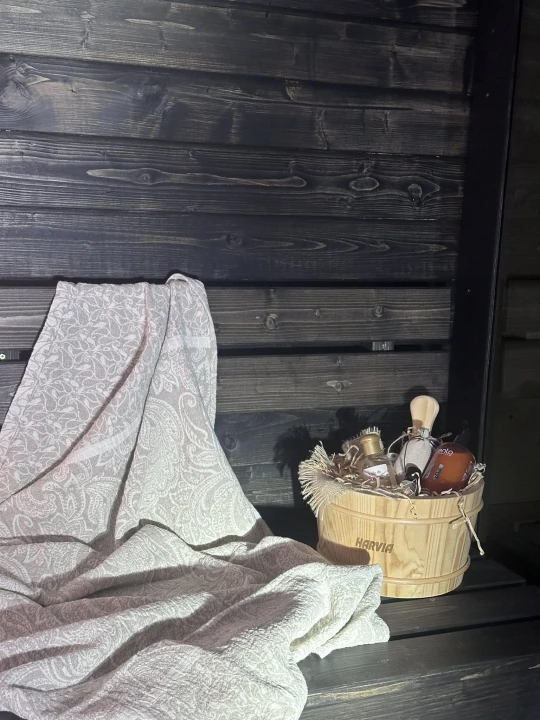 Rückseite und Seitenprofil der Qubik Lux Außensauna – robuste Konstruktion, Bitumenschindeln.