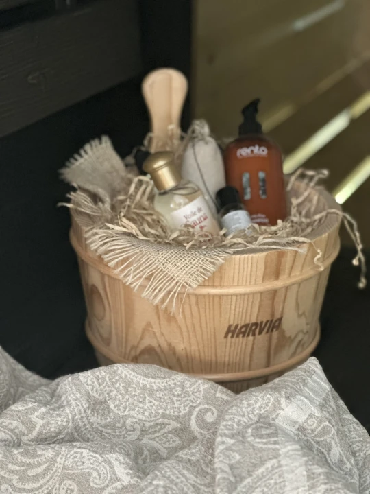 Qubik Lux Sauna – getönte Glasfront, gehärtetes Sicherheitsglas, moderne Optik.