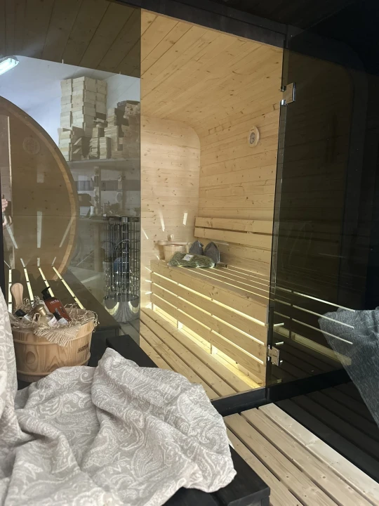 Qubik Lux Massivholz-Sitzbänke – ergonomische Rückenlehnen, hochwertige Verarbeitung.