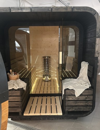 Qubik Lux Außensauna – vollverglaste Front, Eingangsbereich, Premium All Inclusive Modell.