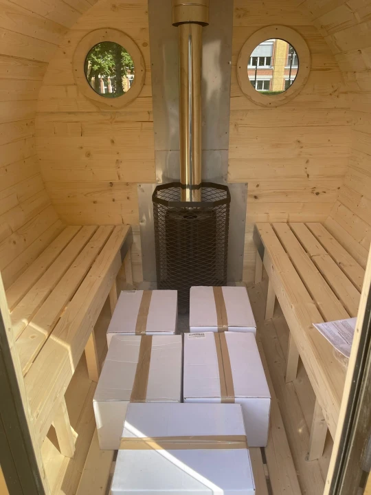 Innenraum SpaDucha ECO – Sitzbänke, Holzbodenrost, traditionelles Saunaklima