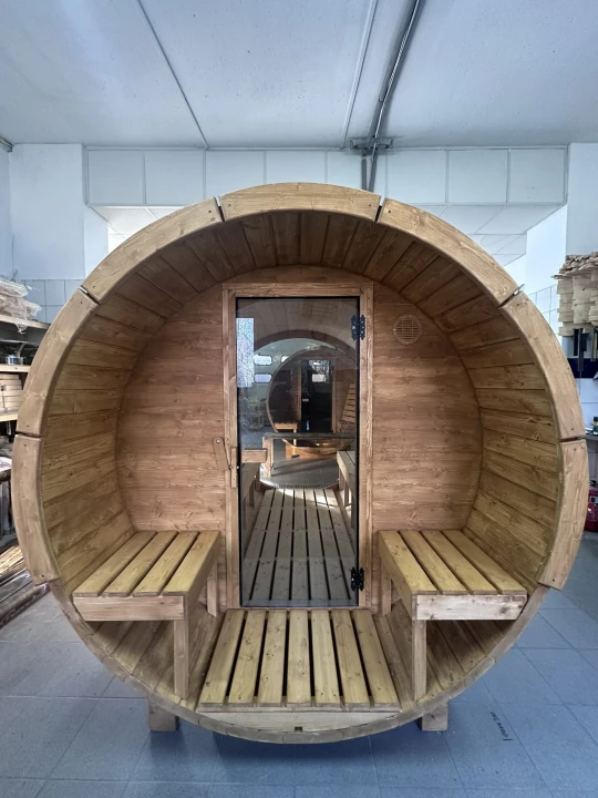 Mobilna sauna Lunazen na przyczepie. Sauna kopułowa SpaDucha przystosowana do transportu i użytkowania w różnych lokalizacjach.