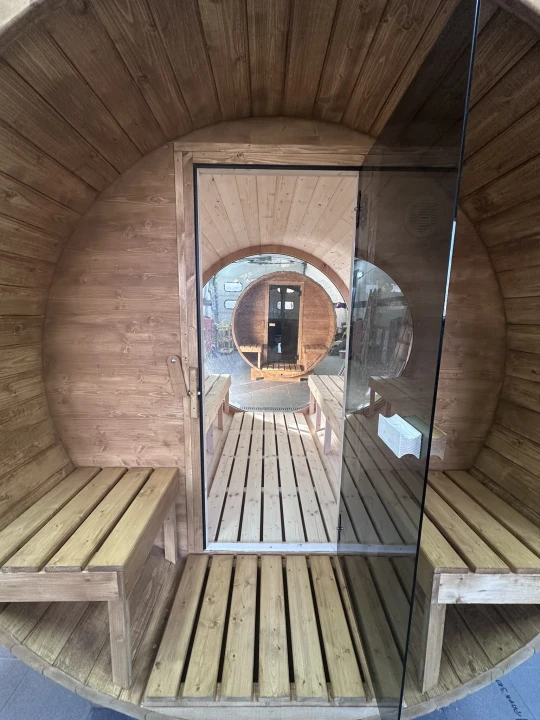 Stacjonarna sauna ogrodowa Lunazen z panoramiczną kopułą. Sauna SpaDucha dopasowana do ogrodu i prywatnej strefy relaksu.