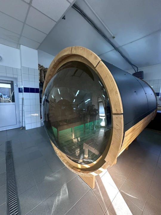 Sauna SpaDucha Lunazen z panoramiczną szybą w kształcie kopuły. Mobilna i stacjonarna sauna ogrodowa wykonana z drewna świerkowego, przeznaczona do relaksu i stref SPA.