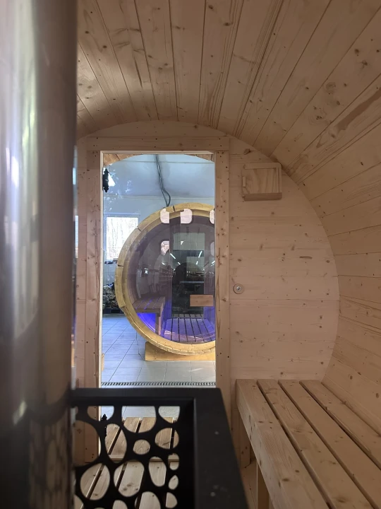 Detal wykończenia sauny SpaDucha Lunazen. Naturalne drewno świerkowe i rzemieślnicza jakość wykonania konstrukcji sauny kopułowej.
