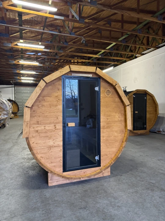 SpaDucha ECO Fasssauna 160 cm – Vorderansicht mit Glastür und Stahlrahmen