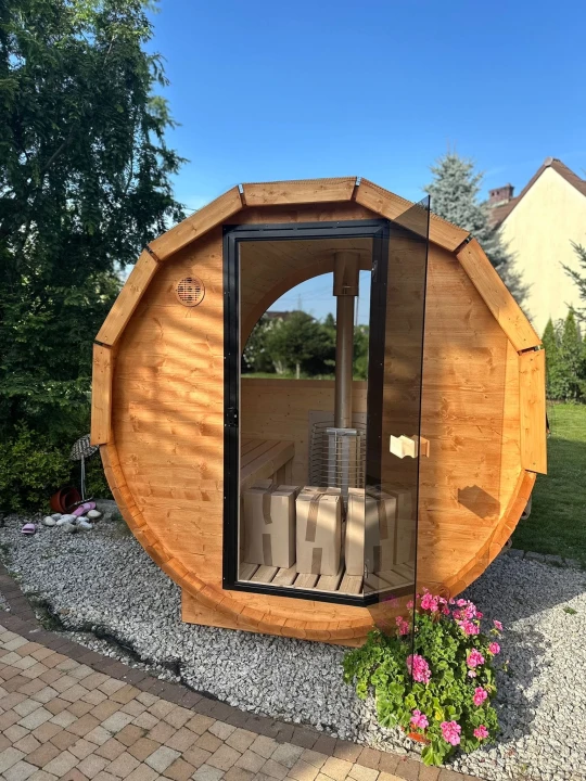 SpaDucha ECO Fasssauna 160 cm – Gesamtansicht im Garten, kompaktes Modell