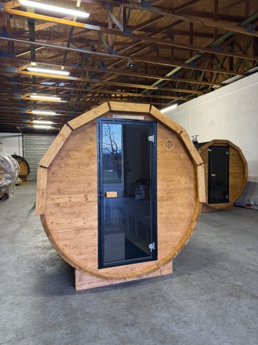 SpaDucha Sauna Bausatz – Frontansicht mit Glastür und Stahlrahmen