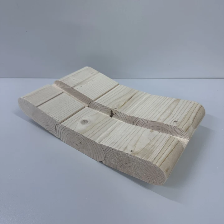 Startprofil mit Fräsung für Fasssauna – Draufsicht auf Holzprofil SpaDucha