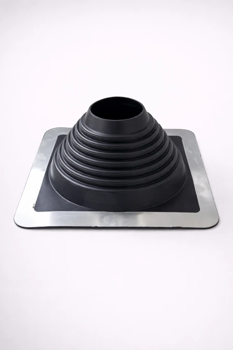 Flexible Dachdurchführung für sichere Abdichtung des Schornsteins.