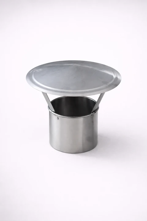 Edelstahl Regenhaube schützt den Schornstein vor Witterung.