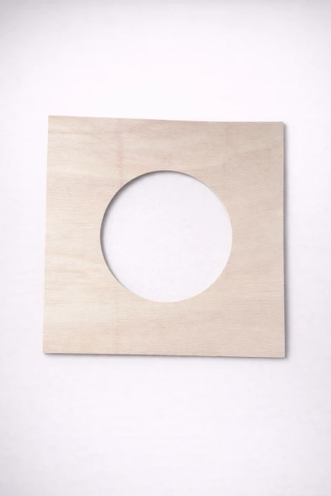 Holzplatte mit Öffnung für Schornstein – passend für Sauna Konstruktion.