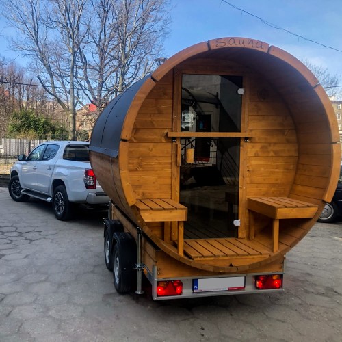 Mobile Fasssauna SpaDucha LUX 250 × 200 × 200 cm – Außenansicht auf Anhänger