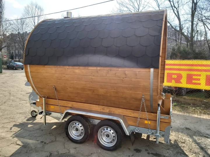 Transportfertige mobile Sauna auf Anhänger – Seitenansicht