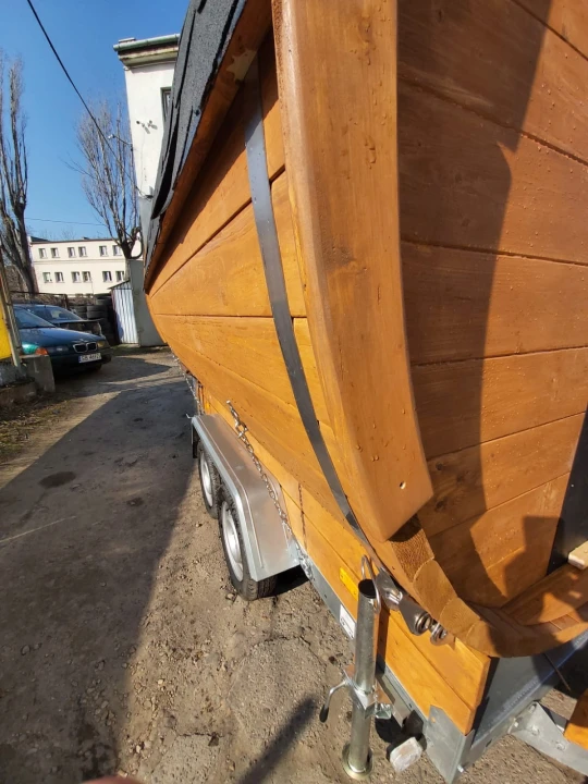 Mobile Fasssauna SpaDucha LUX – geöffnete Tür, Innenraumansicht