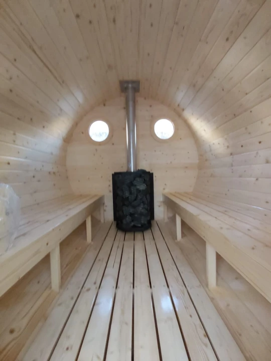 Terrassenbereich der mobilen SpaDucha Sauna – Holzoberfläche
