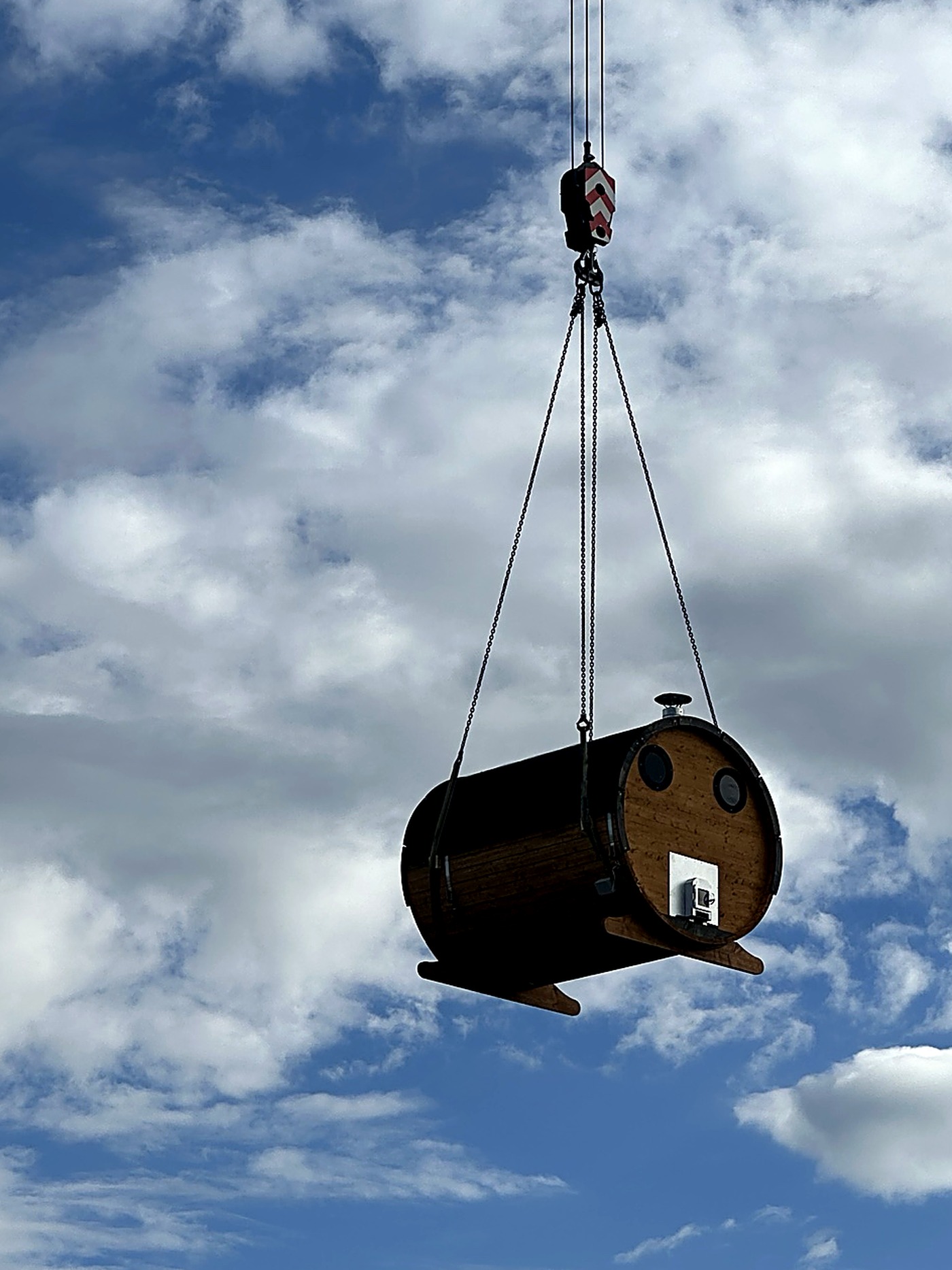 Fasssauna Leipzig Kran Transport in der Luft SpaDucha